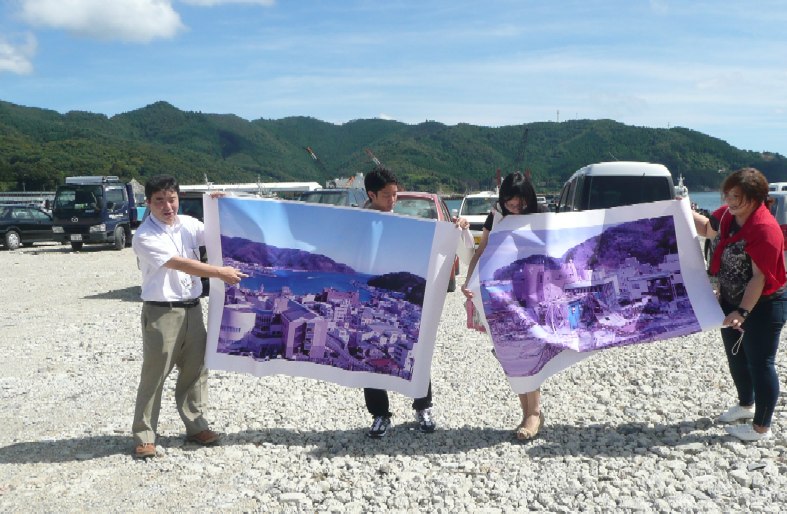 震災前の写真を見せながら、被災地を案内する